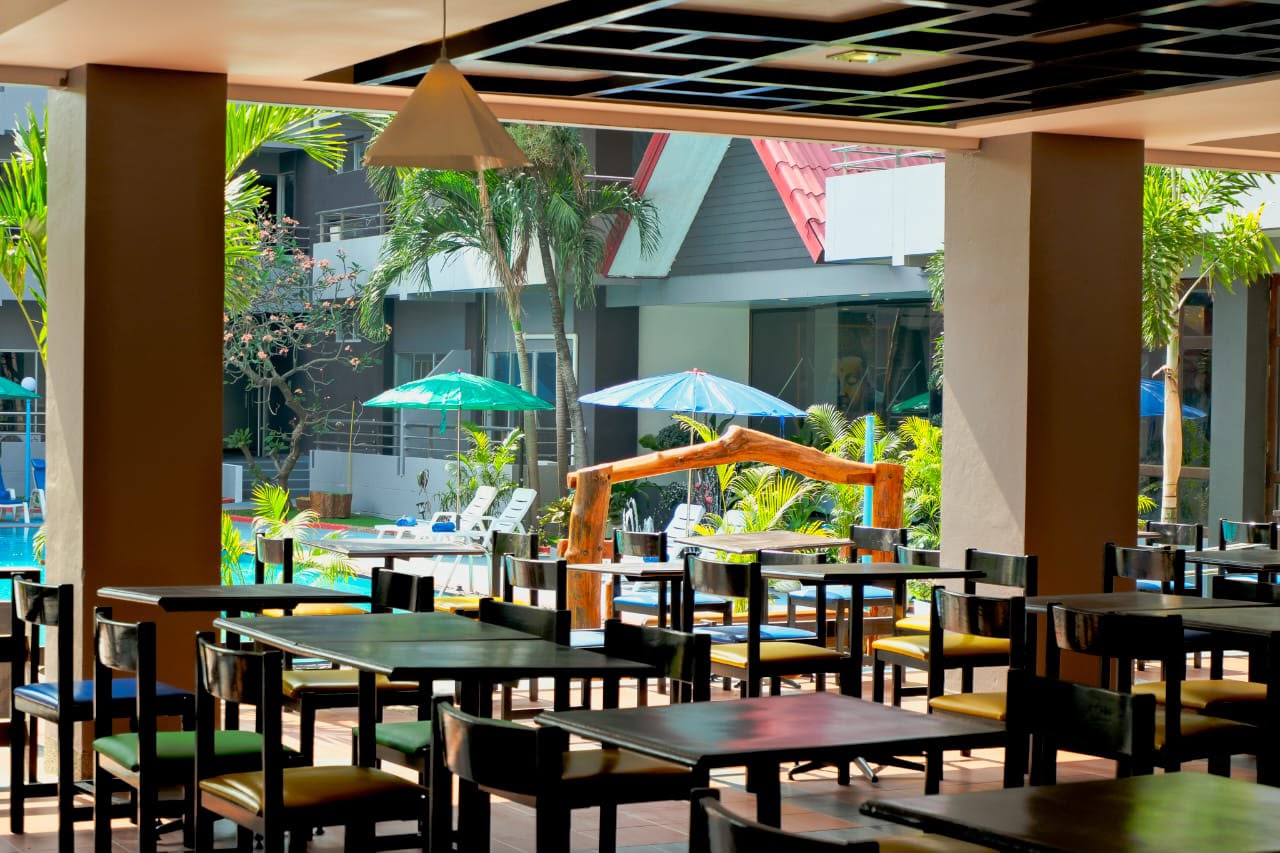 Restaurant with pool view — daytime dining